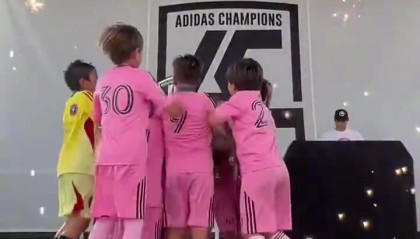 HuiDa 娱乐平台-故人之姿原来是故人之子！梅西小儿子西罗捧起冠军奖杯！